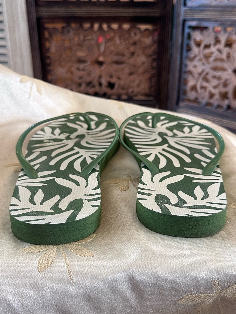 Shade & Shore Palmer Green & White Square Toe Flip Flops / Sandals. - Picture 5 of 8